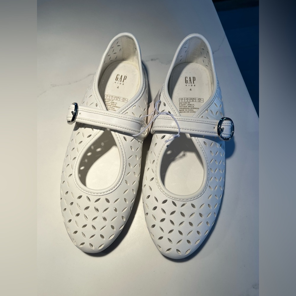 NWT girls Mary Jane gap kids shoes.  Size 4.  Antique white color.